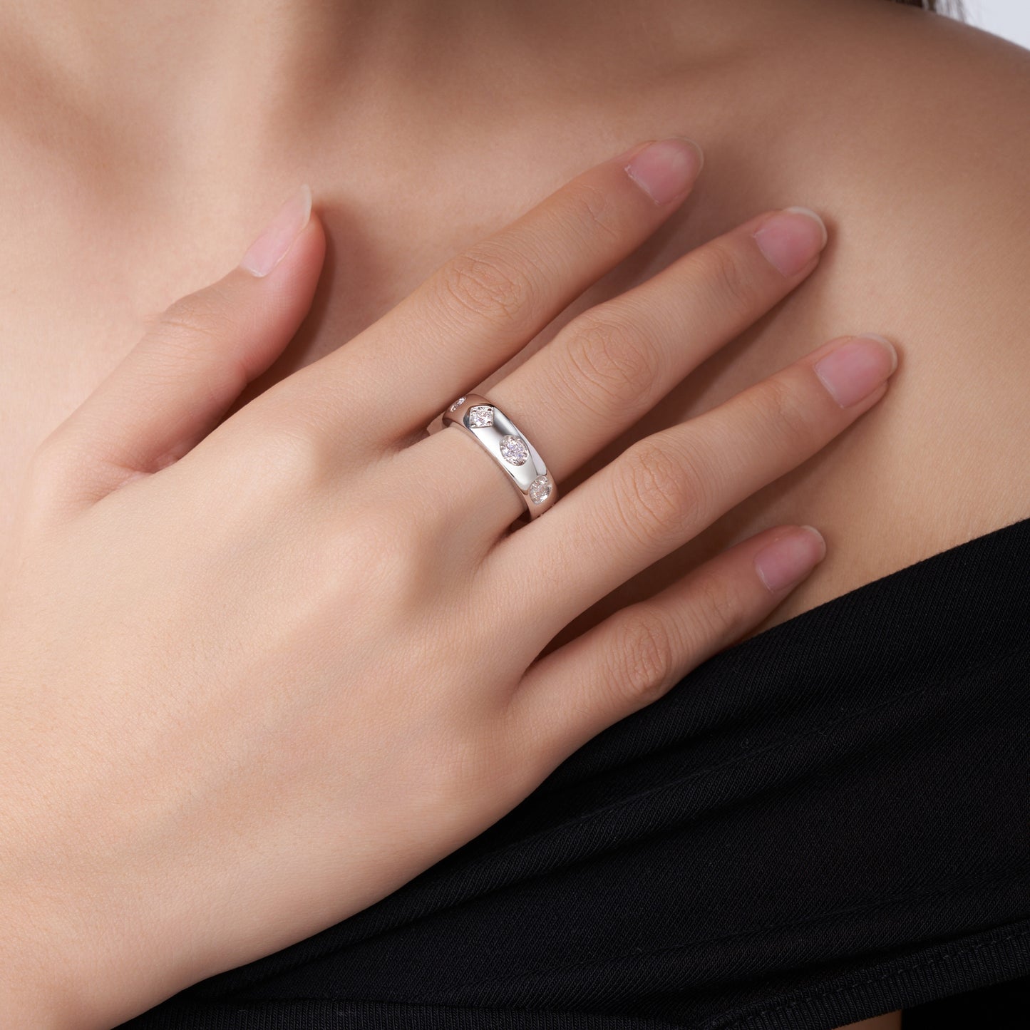 A Luxurious And Fashionable Minimalist Jewelry Ring For Women Featuring A 0.1-carat Top-quality Morganite, Made Of S925 Silver Electroplated With Platinum.