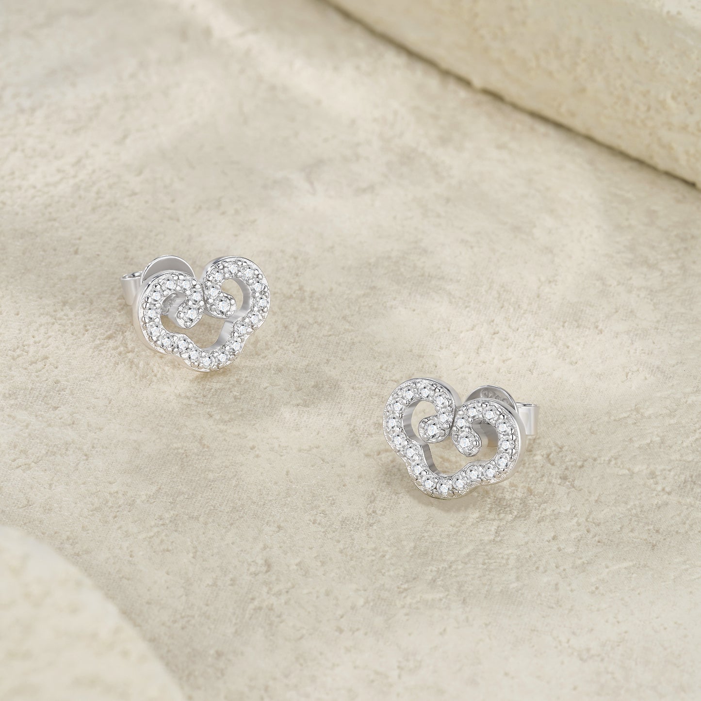A Luxurious And Fashionable Minimalist Jewelry Earring Set Featuring Top-quality Moissanite Stones, Made Of S925 Silver Electroplated With Platinum.