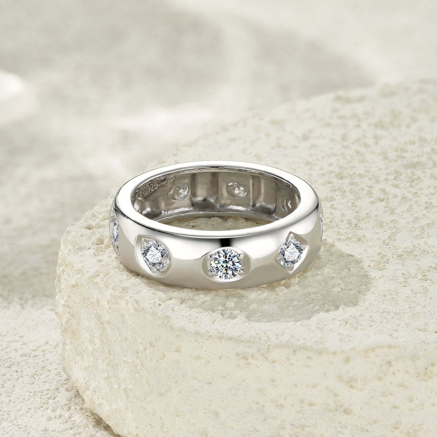 A Luxurious And Fashionable Minimalist Jewelry Ring For Women Featuring A 0.1-carat Top-quality Morganite, Made Of S925 Silver Electroplated With Platinum.