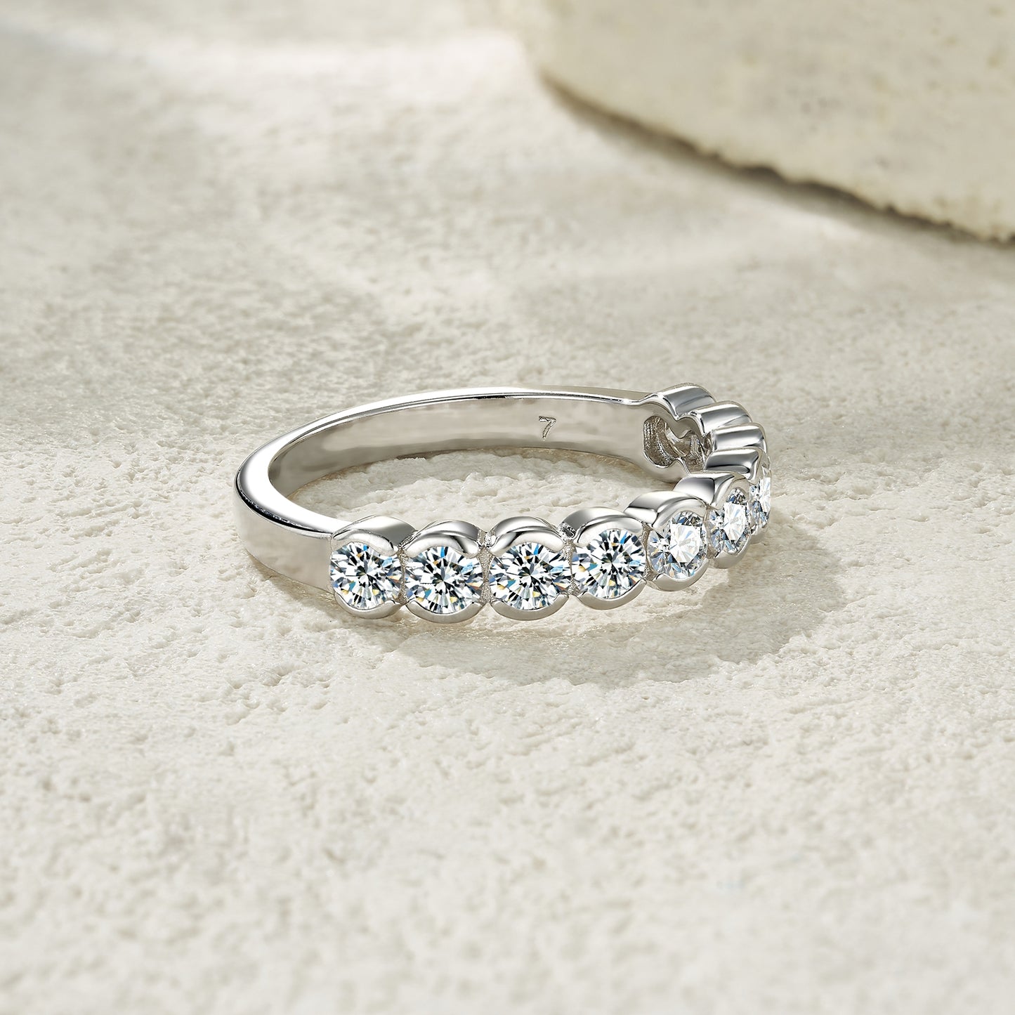A Luxurious And Fashionable Minimalist Jewelry Ring For Women Featuring A 0.1-carat Top-quality Morganite, Made Of S925 Silver Electroplated With Platinum.