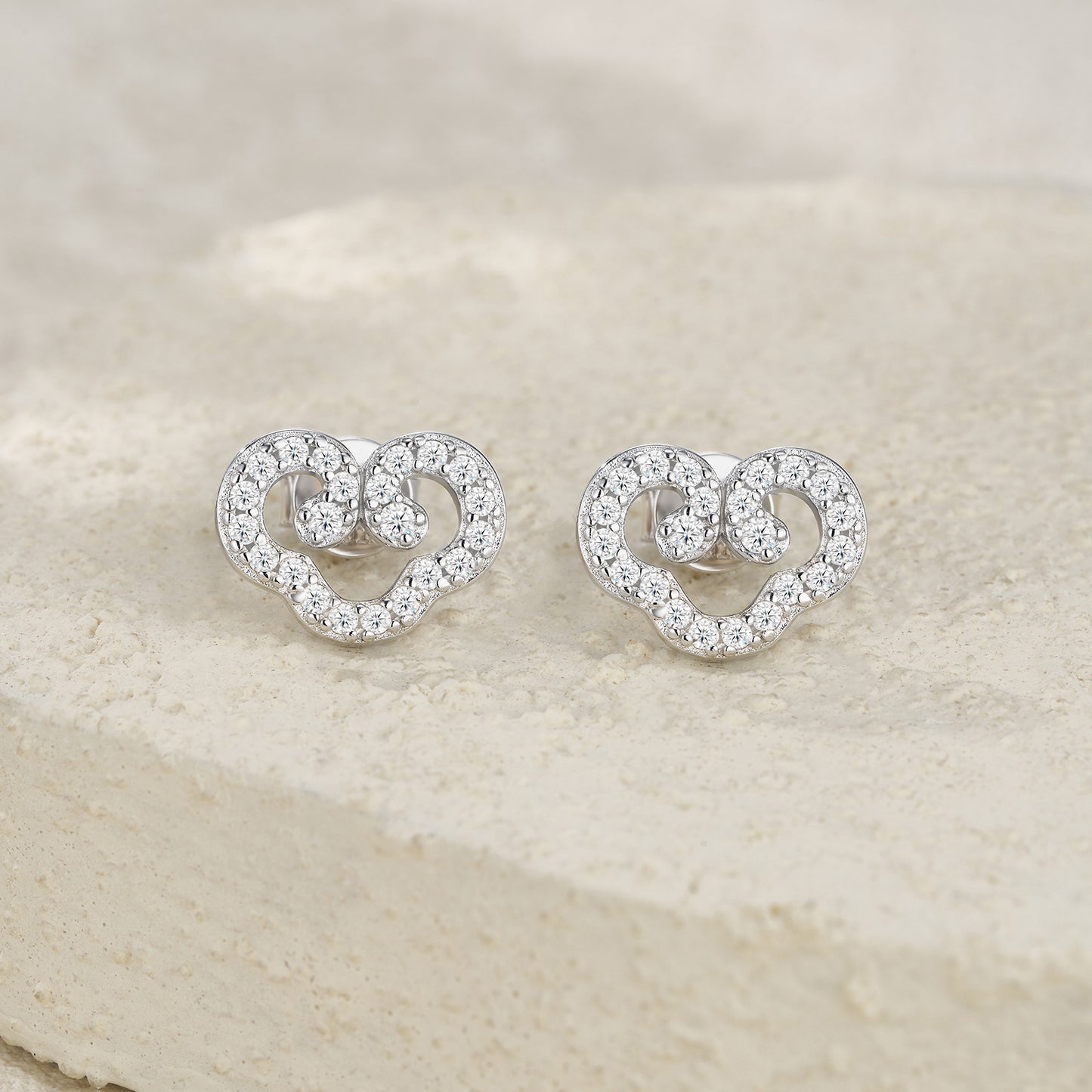 A Luxurious And Fashionable Minimalist Jewelry Earring Set Featuring Top-quality Moissanite Stones, Made Of S925 Silver Electroplated With Platinum.